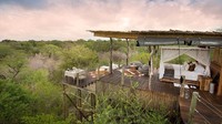 Ketiga, ada kamar Hotel Lion Sands Game Reserve, Afrika Selatan. Berbentuk seperti rumah pohon, pasangan yang menginap di sini akan disuguhi pemandangan Afrika yang sangat eksotis (Mr & Mrs Smith Hotel Awards)
