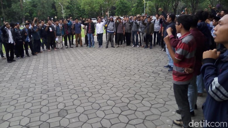 Galang Solidaritas, Mahasiswa Solo Serukan Aksi Besar 28 Oktober Galang Solidaritas, Mahasiswa Solo Serukan Aksi Besar 28 Oktober