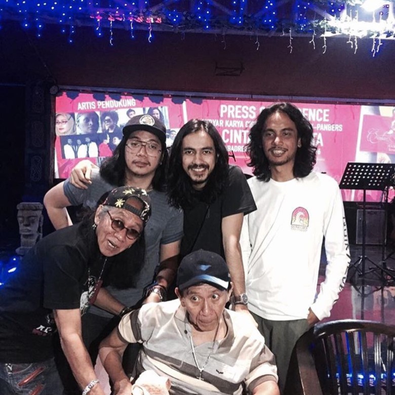 Kelompok Penerbang Roket unggah foto kebersamaan dengan Benny Panbers Panjaitan. Foto: dok. Instagram Kelompok Penerbang Roket Kelompok Penerbang Roket unggah foto kebersamaan dengan Benny Panbers Panjaitan. Foto: dok. Instagram Kelompok Penerbang Roket