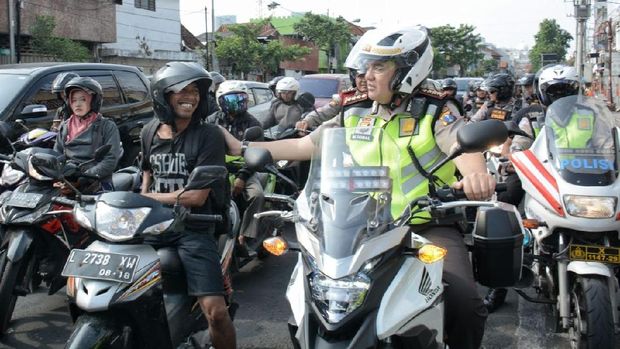 Kombes Iqbal menyapa pengguna jalan