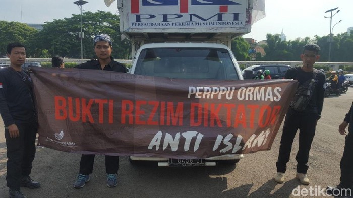 Massa Demo Perppu Ormas Mulai Berdatangan ke Depan Gedung DPR