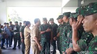 Tak cuma di Balai Kota, Sandiaga juga memakai pantofel hitam itu saat bertemu dengan Pangdam Jaya Mayjen TNI Jaswandi.