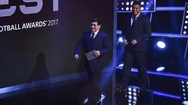 Ronaldo masuk dalam jajaran pemain legenda bersama Diego Maradona.