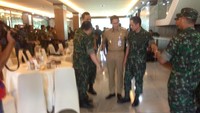 Hari ini karena menghormati Panglima ( memakai sepatu pantofel). Ya akhirnya nemu yang nyaman, ujar Sandiaga di Makodam Jaya Jayakarta.