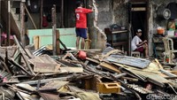 Seorang warga membongkar sendiri rumahnya.