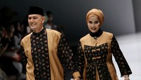 Mereka terlihat mesra dan serasi kala memeragakan busana rancangan Darabirra. Pool/Palevi S/detikFoto.
