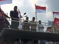 Massa Tolak Perppu Ormas dan Polisi Salat Asar bersama