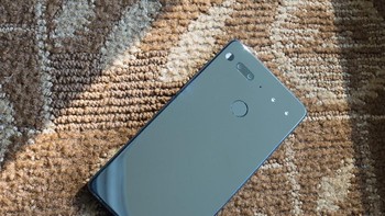 Tapi sejumlah masalah menerpa Essential. Yang pertama, jadwal peluncurannya ke pasaran mengalami beberapa kali penundaan. Foto: Android Central
