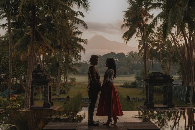 Masih dengan tema Nusantara, sesi pemotretan foto prewedding Kahiyang dan Bobby juga diambil di Warungboto, Yogyakarta. Mengenakan busana adat Batak yakni ulos, foto romantis mereka pun mencuri atensi. Kalau mainstream biasanya foto di Taman Sari. cuma kita cari salah satu yang berbeda dan kita nemuin Warungboto. Sebenarnya itu tidak populer banget untuk foto prewedding, dan modelnya disana lebih ke tempat kerajaan zaman dulu yakni tempat pemandian. Nah disitu mereka pakai dress baju Batak Ulos, Batak karena mas Booby dari Batak. ujar Rio. Foto: Instagram