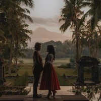 Masih dengan tema Nusantara, sesi pemotretan foto prewedding Kahiyang dan Bobby juga diambil di Warungboto, Yogyakarta. Mengenakan busana adat Batak yakni ulos, foto romantis mereka pun mencuri atensi. Kalau mainstream biasanya foto di Taman Sari. cuma kita cari salah satu yang berbeda dan kita nemuin Warungboto. Sebenarnya itu tidak populer banget untuk foto prewedding, dan modelnya disana lebih ke tempat kerajaan zaman dulu yakni tempat pemandian. Nah disitu mereka pakai dress baju Batak Ulos, Batak karena mas Booby dari Batak. ujar Rio. Foto: Instagram
