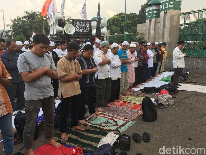 Massa Tolak Perppu Ormas dan Polisi Salat Asar bersama