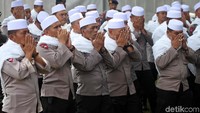 Pasukan Dzikir Asmaul Husna yang berjumlah 299 orang itu berasal dari Brimob Polda Jawa Barat.