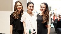 Ibu-ibu cantik yakni Sandra Dewi, Cathy dan Rianty. Pilih yang mana guys? (Dok. Instagram/sandradewi88)