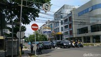 Penanda jalan diberlakukan satu arah di Jalan Melawai juga telah dipasang petugas di lokasi.