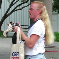 Pria berikut mungkin tak mau rambut sampingnya membuat repot. Foto: ist