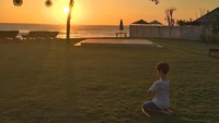 Kebiasaan yoga ini pun menurun pada anaknya Kenzou. (Foto: Instagram @tamarableszynskiofficial)