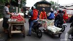 Pedagang Buah Kuasai Trotoar di Jalan Raya Bogor