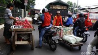 Mereka mengabaikan rambu larangan parkir yang ada di jalan tersebut.