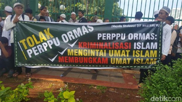 Polisi Asmaul Husna Dikerahkan Jaga Demo Perppu Ormas di Depan DPR