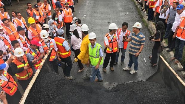 Aspal Campur Kresek Dites di Jalanan Makassar
