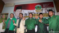 Partai Persatuan Pembangunan (PPP) resmi mendeklarasikan dukungan untuk Wali Kota Bandung Ridwan Kamil untuk memperoleh  tiket maju ke Pilgub Jawa Barat (Jabar) 2018 di Seknas Bappilu PPP di Jl Tebet Barat IX, Jakarta Selatan, Selasa (24/10/2017).