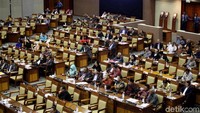 Sejauh ini, ada 3 peta kekuatan pada fraksi-fraksi di DPR soal Perppu Ormas. Dua lainnya adalah fraksi yang menerima total perppu, yaitu PDIP, NasDem, Golkar, dan Hanura. Lalu kubu fraksi yang menolak perppu adalah Gerindra, PAN, dan PKS. Sedangkan kubu ketiga, yaitu Partai Demokrat, PPP, dan PKB, secara resmi menyatakan menerima Perppu 2/2017 itu namun dengan catatan.