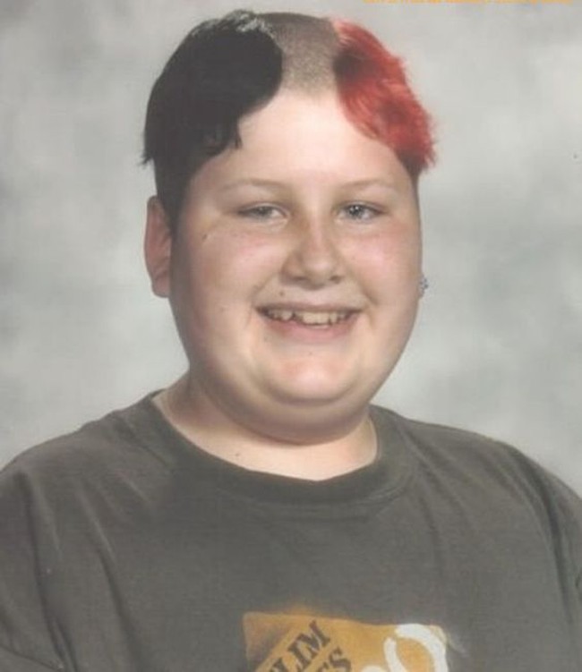 Ternyata banyak pelajar yang suka bereksperimen dengan gaya rambut. Seperti bocah ini yang rambutnya diwarnai hitam dan merah. Foto: ist