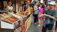 Suasana di Zeng Cuo An bikin turis nyaman. Tak hanya itu, deretan toko suvenir, kafe dan tempat makan pun terjaja dengan rapi di dalamnya (Elvan/detikTravel)