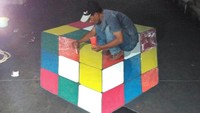 Dalam hal pemutusan gambar maupun sketsa mereka selalu berdiskusi. Agar menghasilkan efek 3D, mereka menggunakan sudut dari kamera handphone (Dok. Muhammad Alam)