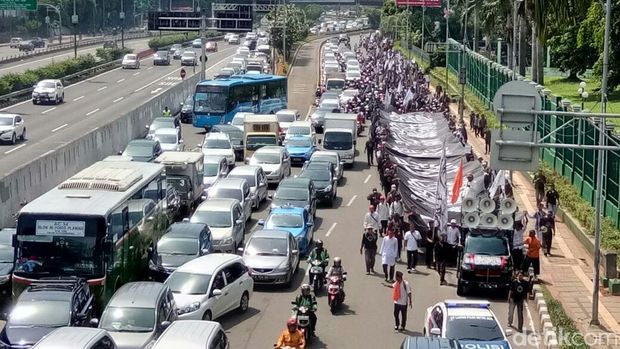 Massa datang dari arah Kuningan menuju ke gedung DPR