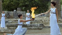 Di Panathenaic Stadium api akan diserahkan secara resmi ke panitia Olimpiade Musim Dingin PyeongChang. (Milos Bicanski/Getty Images)