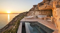 10 Kamar paling seksi sedunia ini dipilih oleh Mr & Mrs Smith, sebuah perkumpulan orang-orang yang hobi traveling ke hotel-hotel mewah. Kamar hotel pertama ada Cap Rocat di Mallorca, Spanyol. Kamar di dalam gua dengan kolam pribadi, tak ada yang lebih baik dari ini (Mr & Mrs Smith Hotel Awards)