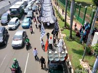 Massa Long March, Bentangkan Bendera Ar Rayah di Depan Gedung DPR