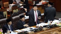 Permintaan skors itu diusulkan agar dilakukan lobi. Para anggota DPR pun menyetujui skors ditetapkan.