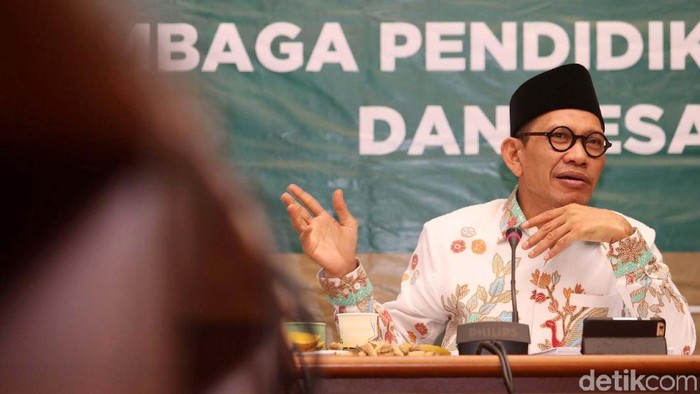 (kiri ke kanan) Kordinator Komisi Bahtsul Masail sekaligus Panitia Munas & Konfrensi Besar PBNU Dr, KH Mujib Qolyubi, Ketua PBNU Bidang Hukum Sekaligus Wakil Ketua Panitia Munas Robikin Emhas, Inisiator RUU LPKP H Taufiq R Abdullah beserta Pimpinan Komisi VIII DPR yang membidangi Pendidikan dan Keagamaan Malik Haramain saat berbicara pada Focus Group Discussion yang diadakan oleh PBNU, Jakarta, Selasa (24/10/2017). FGD yang diselenggarakan oleh PBNU ini mengangkat tema RUU Lembaga Pendidikan Keagamaan dan Pesantren (LPKP). Grandyos Zafna/detikcom