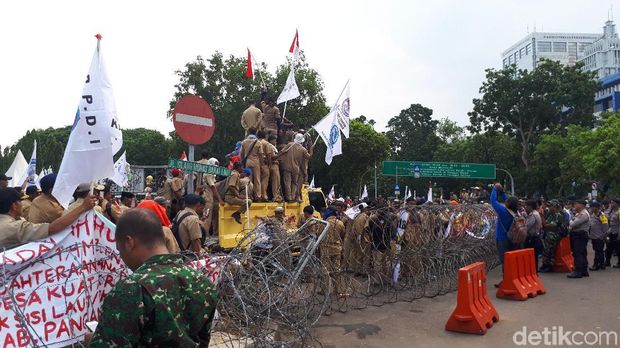 Gelar Demo di Depan Istana, Perangkat Desa Tuntut Jadi PNS