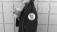 Kalau ini Vanessa Hudgens yang sedang menyesap es kopinya. Aksinya menyeruput es kopi terlihat keren karena pemeran High School Musical ini begitu stylish. Foto: Istimewa