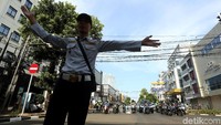 Petugas Dinas Perhubungan mengatur lalu lintas di hari pertama uji coba sistem satu arah di Jalan Melawai.