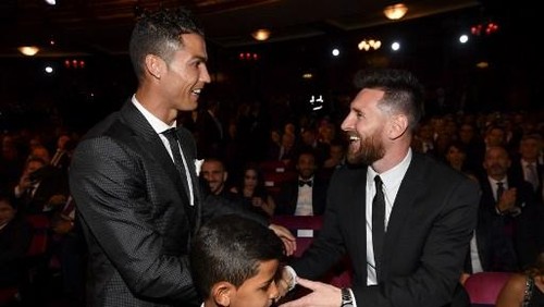 Nominees for the Best FIFA football player, Barcelona and Argentina forward Lionel Messi (R) and Real Madrid and Portugal forward Cristiano Ronaldo (L) chat before taking their seats for The Best FIFA Football Awards ceremony, on October 23, 2017 in London. / AFP PHOTO / Ben STANSALL