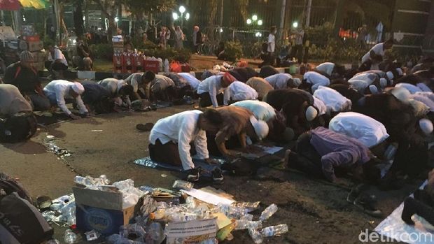Massa sudah mengumpulkan sampah-sampah di beberapa titik