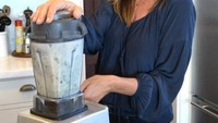 Meski tak lagi muda, model Cindy Crawford tetap mempesona. Rupanya ia menjaga asupan makanan dengan ngemil sehat seperti green juice buatan sendiri. Foto: Istimewa