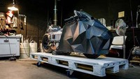 Bagian depan motor yang sangar dibuat oleh buildernya dengan tangan dengan menggunakan material komposit. Material tersebut lebih ringan 40 kg daripada menggunakan plastik. Foto: Drive Spark
