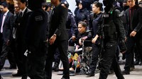 Setelah dibawa berkeliling, Siti dan Huong yang mengenakan rompi antipeluru, terlihat kelelahan sehingga kemudian ditempatkan di kursi roda. Lai Seng Sin/REUTERS.