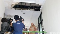 Anies sempat menemukan plafon jebol di salah satu sudut bangunan Kelurahan Cikini. Selain itu, Anies mendapatkan laporan mengenai tidak tersedianya puskesmas dan RPTRA di Kelurahan Cikini. Ia mengaku akan mengusahakan puskesmas dan RPTRA dapat segera dibangun.