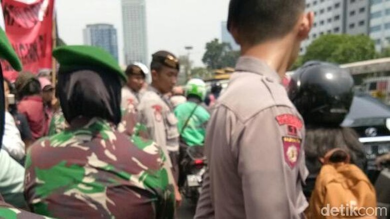 Polwan-Kowad Berhijab Dikerahkan Amankan Demo Tolak Perppu Ormas Polwan-Kowad Berhijab Dikerahkan Amankan Demo Tolak Perppu Ormas