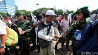 Sebanyak 5.200 tim gabungan TNI dan Polri mengamankan aksi tersebut.