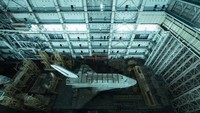 Fotografer David de Rueda menghabiskan enam minggu untuk mendokumentasikannya. Berikut prototipe pesawat luar angkasa Soviet di gurun Kazakhstan di hangar besar Baikonur Cosmodrome, yang masih digunakan untuk meluncurkan roket Soyuz (Dok. davidderueda/Twitter)