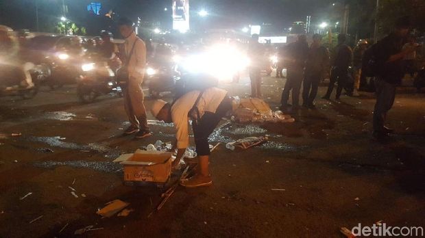Massa tolak Perppu Ormas membersihkan sampah usai aksi