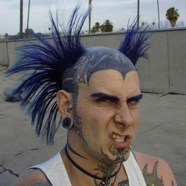 Bahkan pria dengan tubuh penuh tato mau mencat rambutnya dengan warna ungu. Bagaimana dengan Anda? Foto: ist