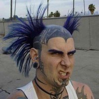 Bahkan pria dengan tubuh penuh tato mau mencat rambutnya dengan warna ungu. Bagaimana dengan Anda? Foto: ist